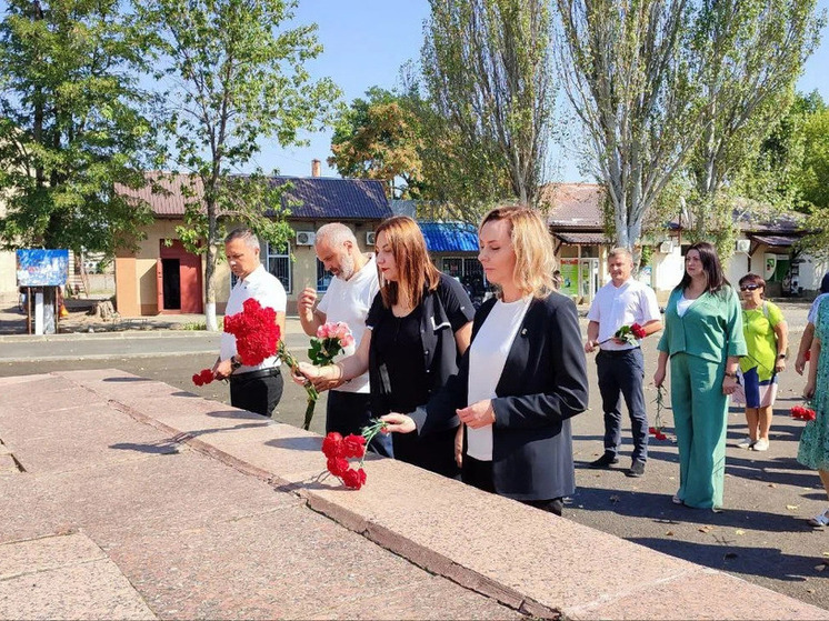 В Херсонской области возложили цветы к памятникам защитникам Отечества