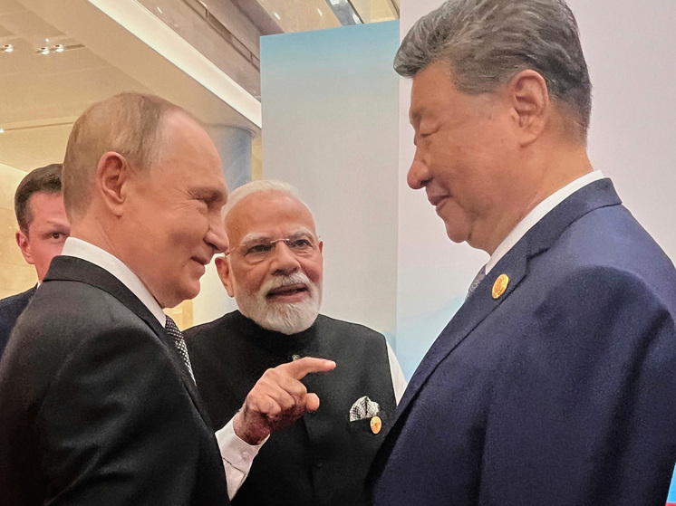 Трамп, а куда нынче без него, в своей соцсети поздравил Китай, где проходило празднование 80-летия окончания Второй мировой войны, и ввернул фразочку о «заговоре» России, КНР и Северной Кореи против США