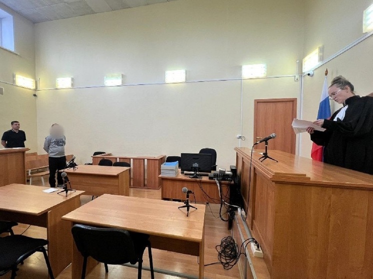 На 14 суток арестовали уральца, у которого из штанов выпали нож и пистолет