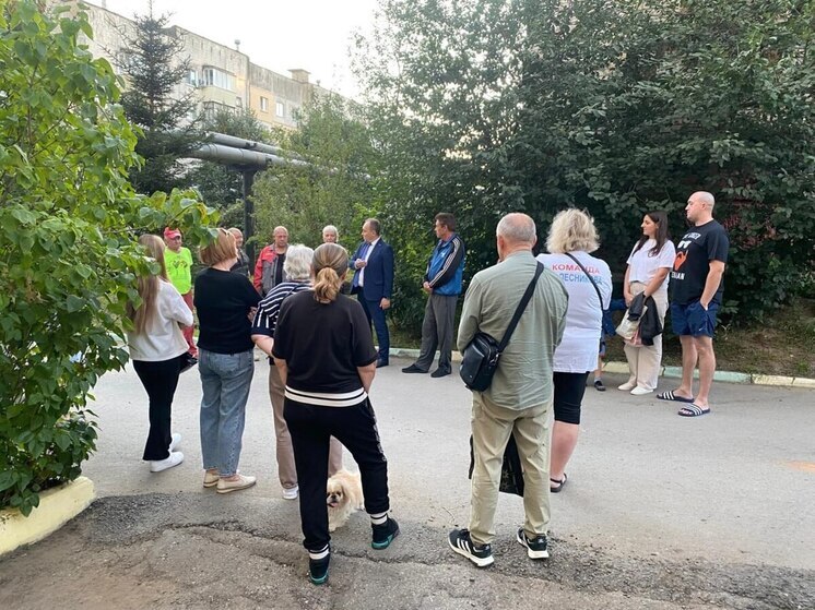 Калужане пожаловались на аварийный козырёк