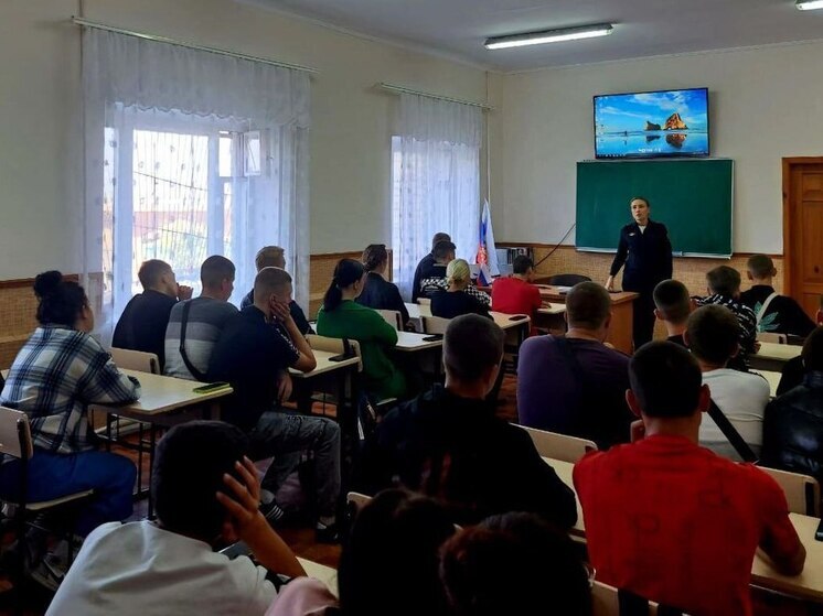 Полицейские провели профилактические беседы с учащимися Херсонской области