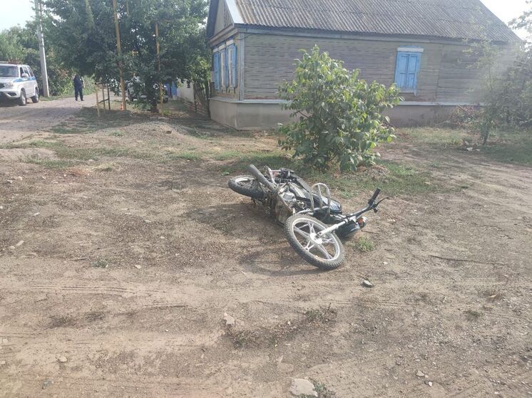 В Астраханской области подростки на мопеде попали в реанимацию после ДТП с колодезным люком