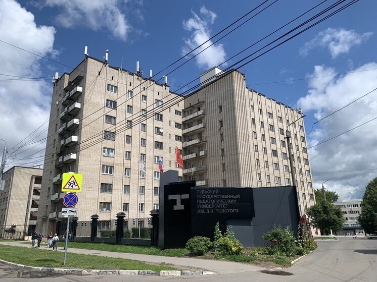В Туле студентов и преподавателей педуниверситета каждое утро по пути на работу и учебы приветствует мемориальная доска человеку, который занимал должность начальника штаба 5-ой украинской армии