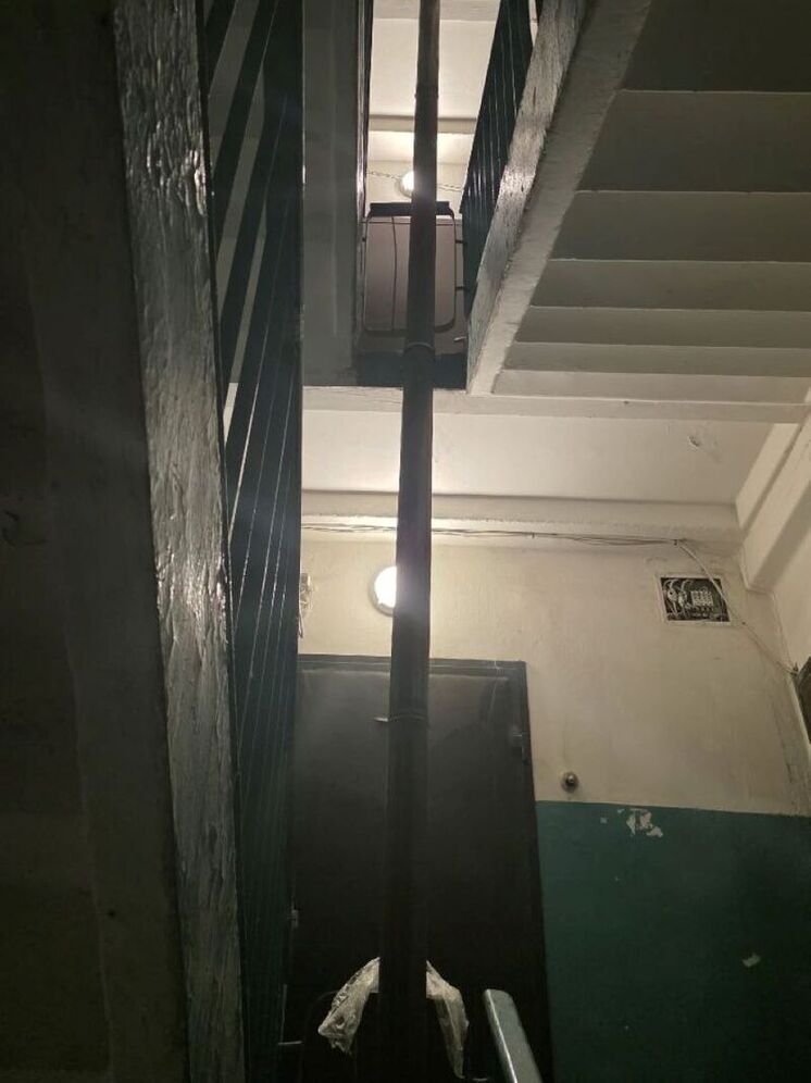 «Бомба замедленного действия»: ливневая труба в подъезде спасла дом в Подмосковье