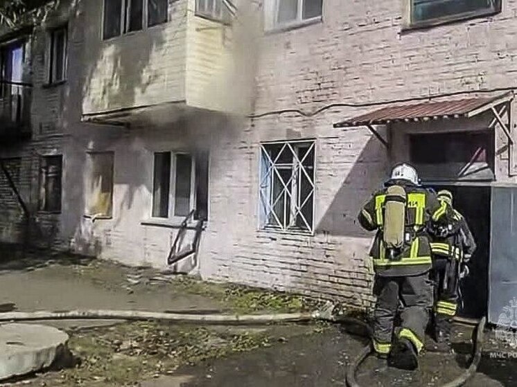  Пожарные спасли двух человек из горящего дома в Исилькуле