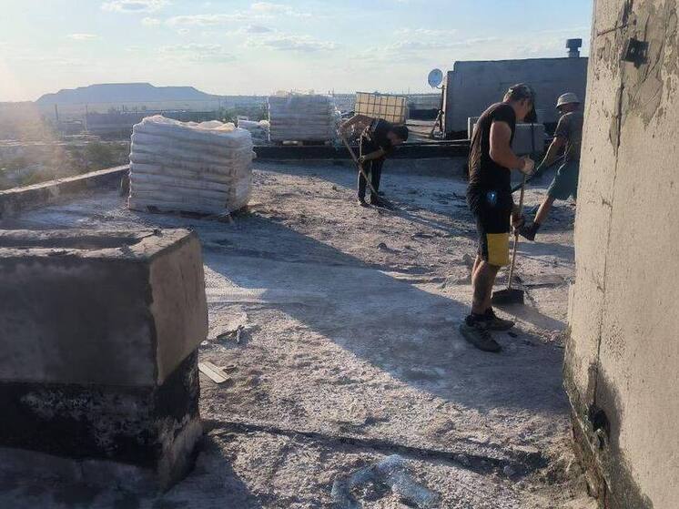 В Харцызске нижегородцы восстанавливают кровли жилых домов