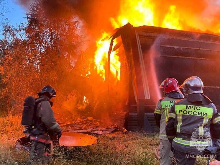 Пожар в расселенном доме в Новом Уренгое тушили почти 8 часов