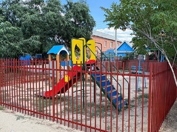 В Астраханской области нашли игровые площадки с опасными дефектами