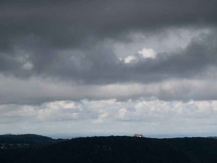 Жители Хабаровска утром в четверг заметили в небе «облачное цунами»