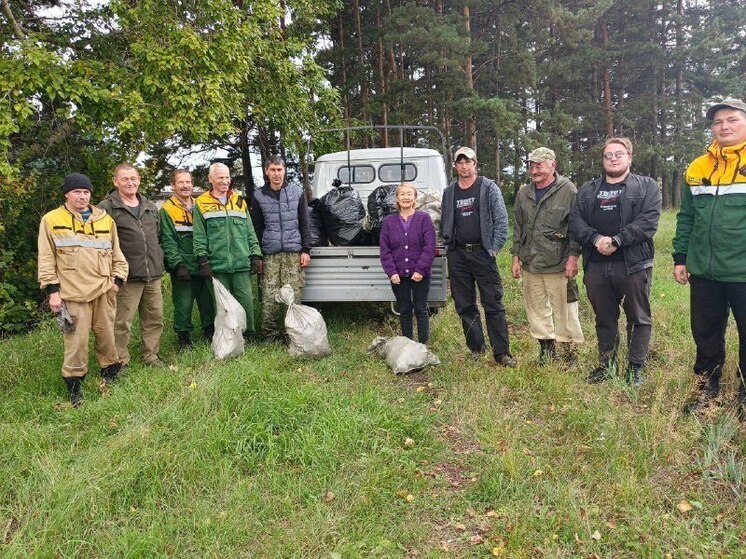 В районе Бурятии лесники очистили берег Селенги от мусора