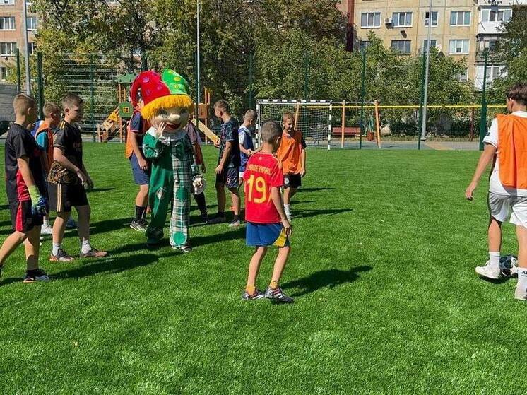 Um novo campo esportivo e campo de futebol foram inaugurados em Zhdanovka em Shakhtyorsk MO