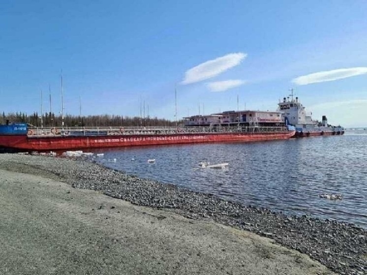 Паромы снова перевозят людей и авто между Салехардом и Лабытнанги