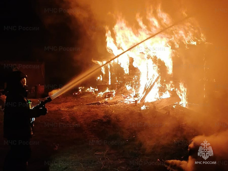 Девять спасателей тушили полыхающую хозпостройку под Малоярославцем