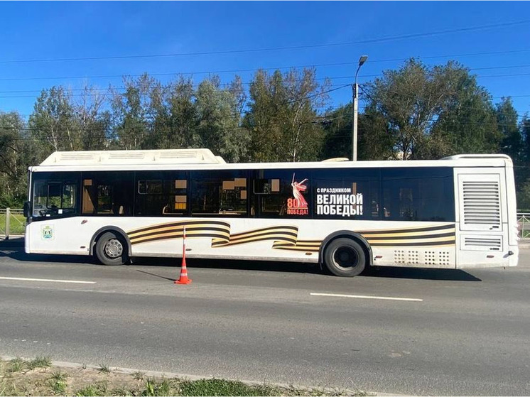 В Великом Новгороде 17-летняя девушка пострадала при резком торможении автобуса