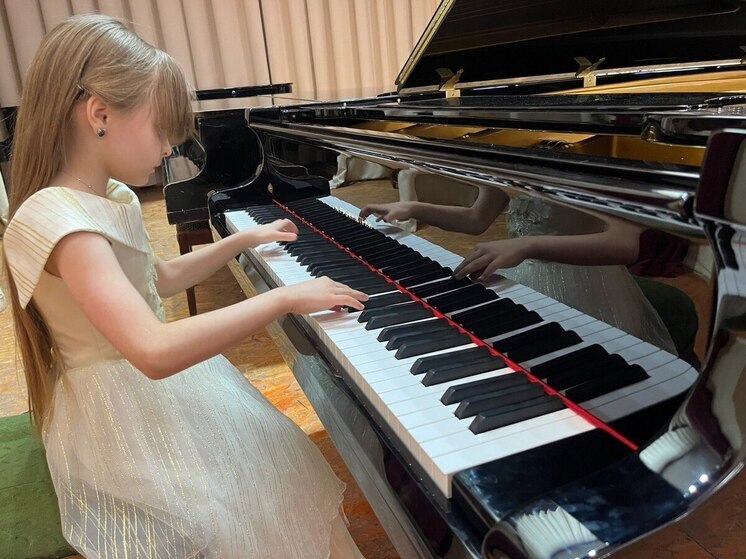 В Алчевскую среднюю школу №1 закупили новый концертный рояль