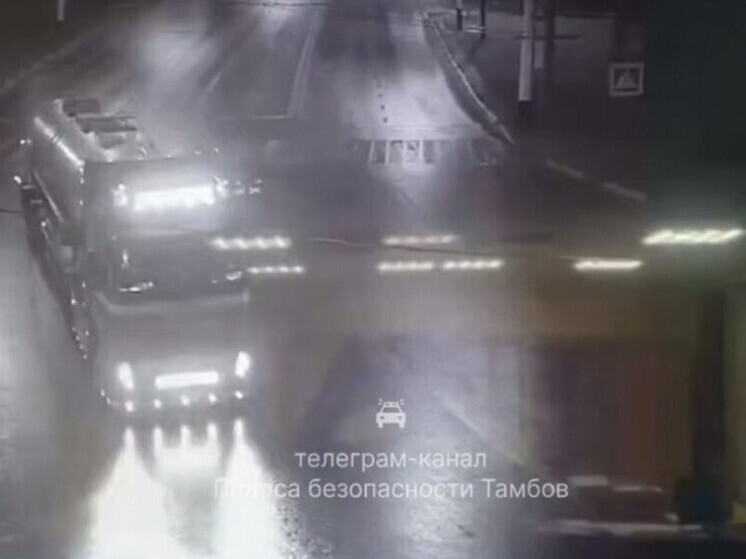 В Тамбове автомобиль повредил светофор на пересечении двух улиц