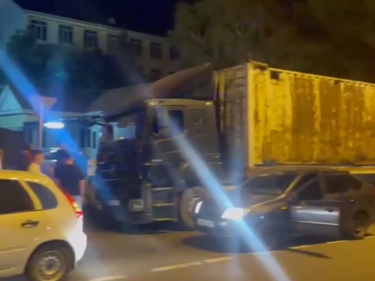 В Черкесске задержан нетрезвый водитель угнанной фуры, скрывшийся с места ДТП