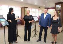В Мелитопольском областном центре искусств и народного творчества к памятной дате – Дню солидарности в борьбе с терроризмом – действуют фотовыставка «Хроники террора, развязанного украинским неонацистским режимом» и театральные зарисовки от детской студии «Серебро»