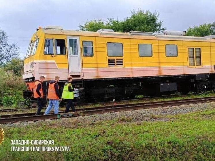 В Новосибирске сошёл с пути снегоуборочный состав на станции Инская