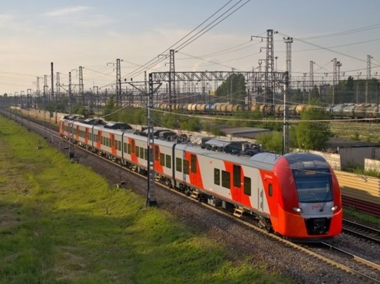 Инцидент на железной дороге: "Ласточка" столкнулась с автомобилем под Лугой