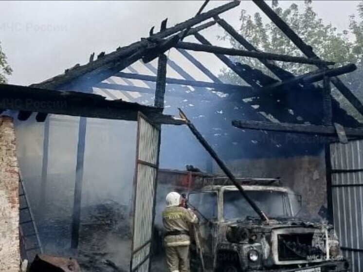 В Орловской области загорелся ангар с грузовиком внутри