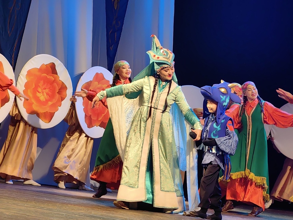 Огненные жарки распустились на сцене в День хакасского языка