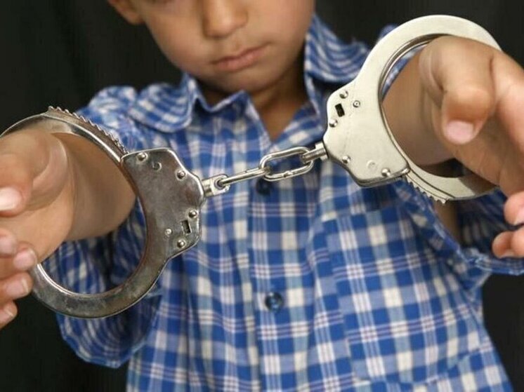 Псковские росгвардейцы задержали подростков за кражу в гипермаркете