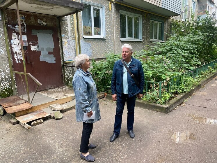 Калужане пожаловались на заросший пустырь и вывоз мусора