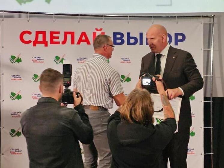Почетный сотрудник Новосибирского аффинажного завода получил награду из рук Александра Карелина