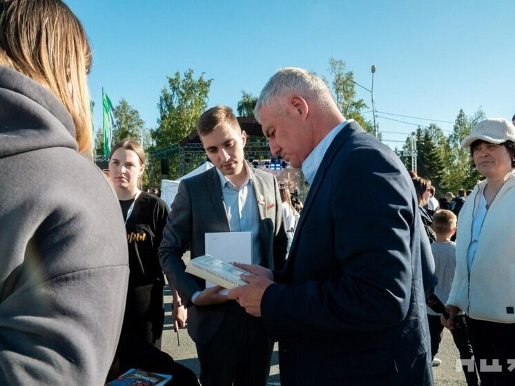 Молодежь Карелии и глава республики передали книги для Васильевки