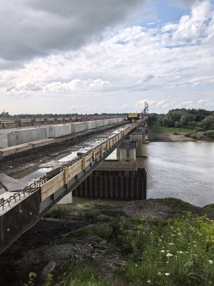 В Тюменской области продолжается капитальный ремонт моста через реку Ишим