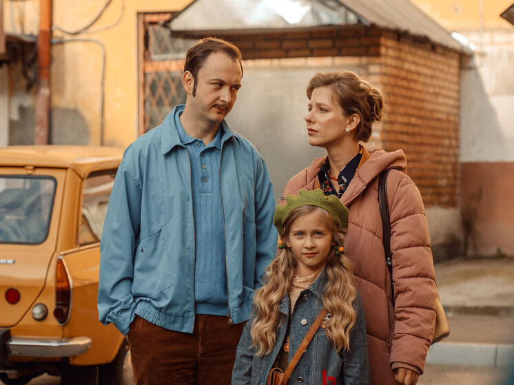 Actress Elizaveta Arzamasova filming a family comedy