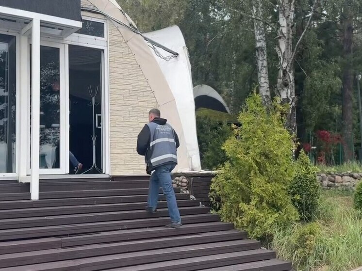 В Курортном районе Петербурга сносят незаконный банкетный зал на 2000 кв. метров