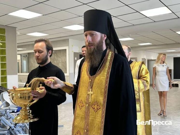 В Белгороде после капремонта освятили школу № 49