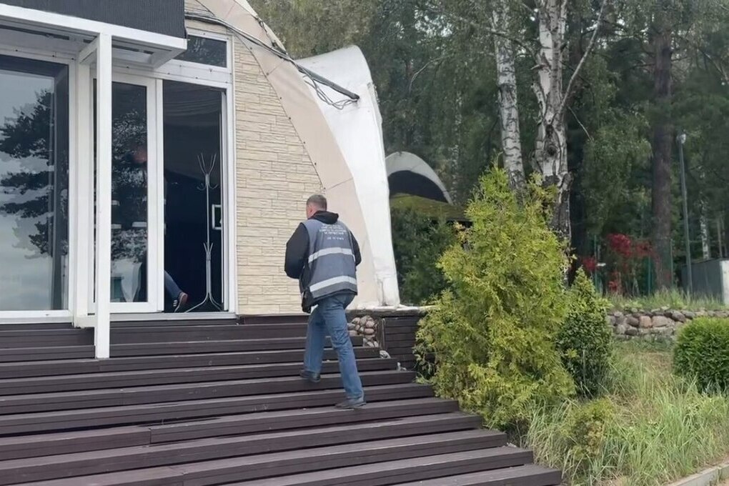 В Курортном районе Петербурга сносят незаконный банкетный зал на 2000 кв. метров