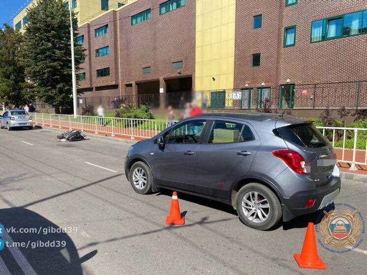 Мотоциклиста доставили в больницу после ДТП на Театральной улице