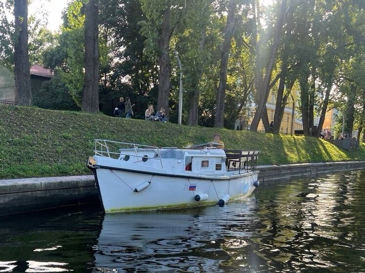 Нарушителя на катере поймали на закрытой реке Карповке в Петербурге