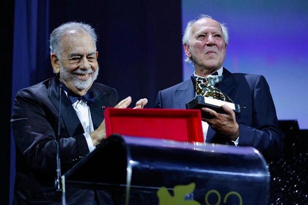 Фрэнсис Форд Коппола вручает награду Вернеру Херцогу.