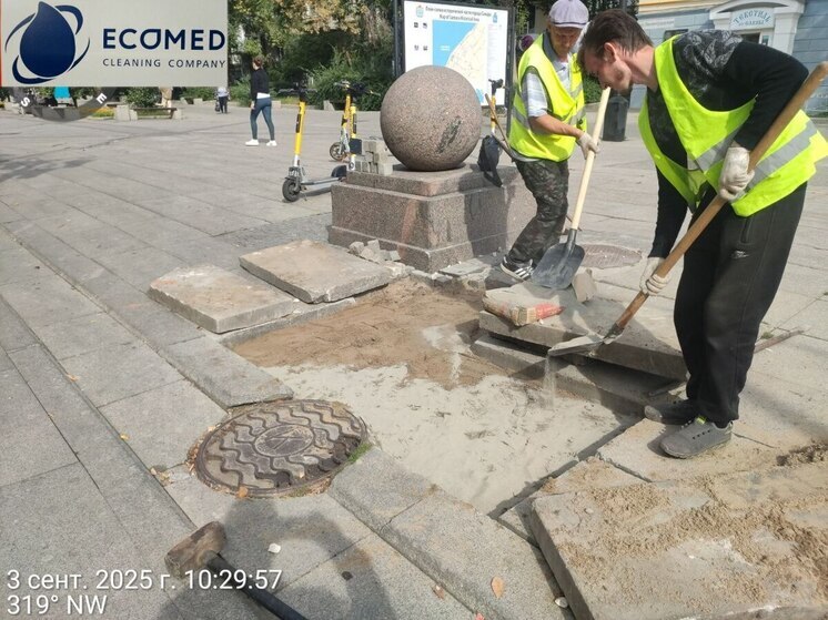 В Самаре на улице Ленинградской начали ремонтировать плитку и лавочки