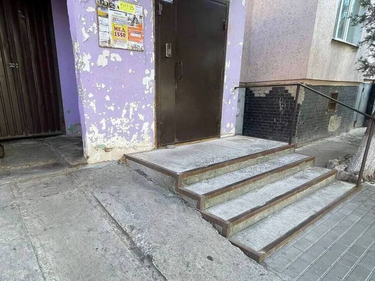В Щелкино прокуратура проводит проверку по факту отсутствия пандуса в МКД для инвалида