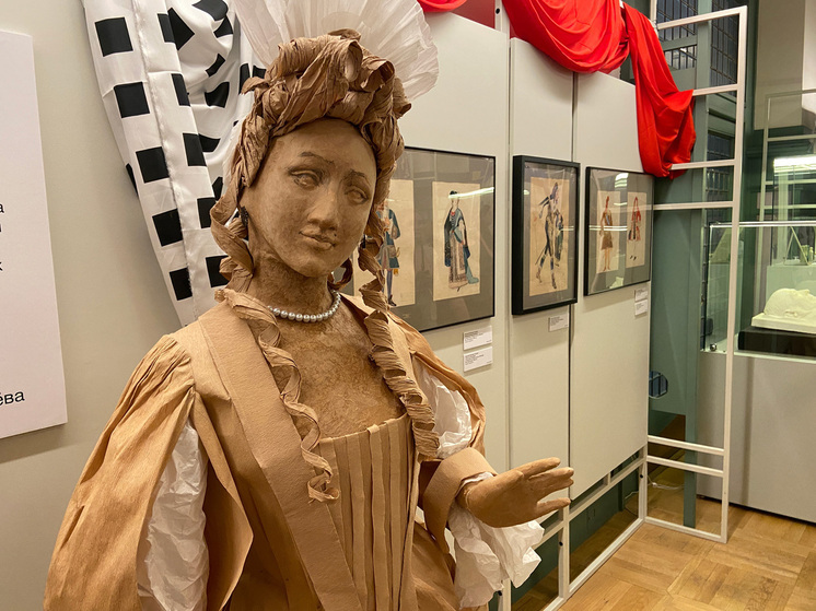 Model of Alexandra Beglovskaya-Chakovskaya`s costume based on Yuri Kharikov`s sketches