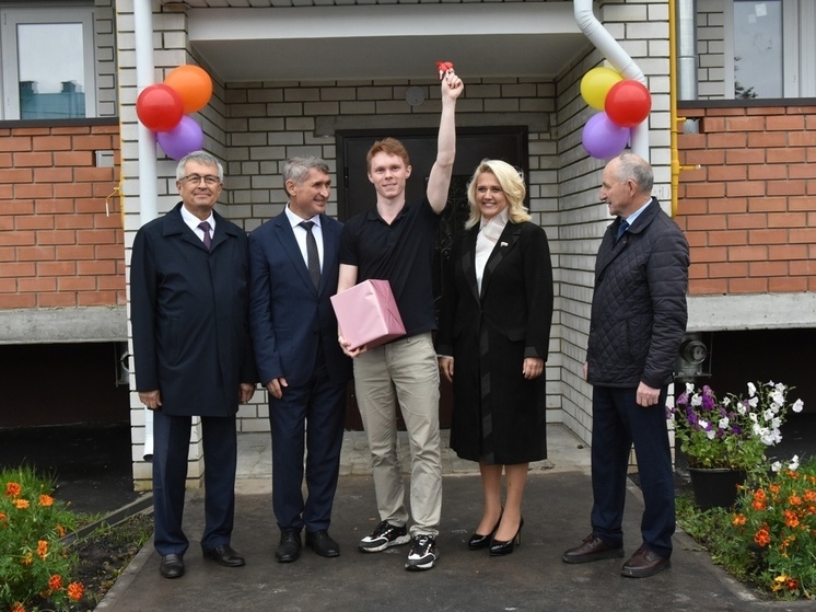 Приехавшим работать в Красночетайский округ специалистам вручили ключи от квартир