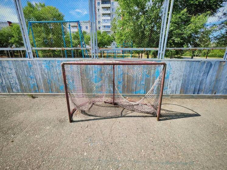 В Саяногорске школьник получил тяжелую травму, раскачав хоккейные ворота