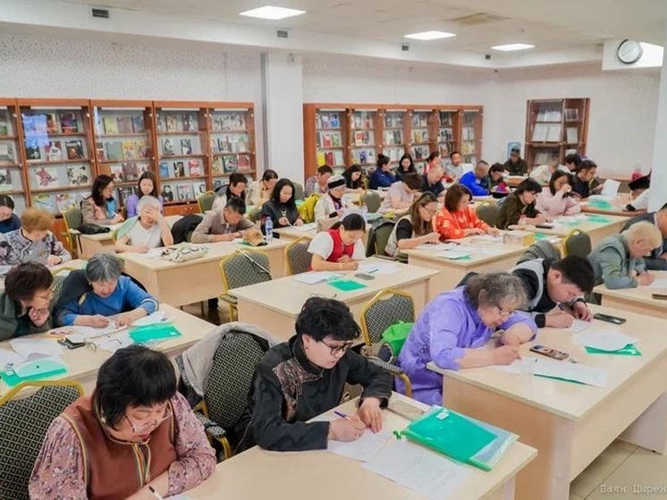 Последние годы в Бурятии все больше людей увлекаются искусством красивого письма, или бурят-монгольской каллиграфией. Сегодня это одно из направлений изобразительного искусства, средство эстетически выразительной письменности монгольских народов. Каллиграфия играет важную роль в культуре и искусстве народа, служа гармоничным отражением его языка и культурного наследия.