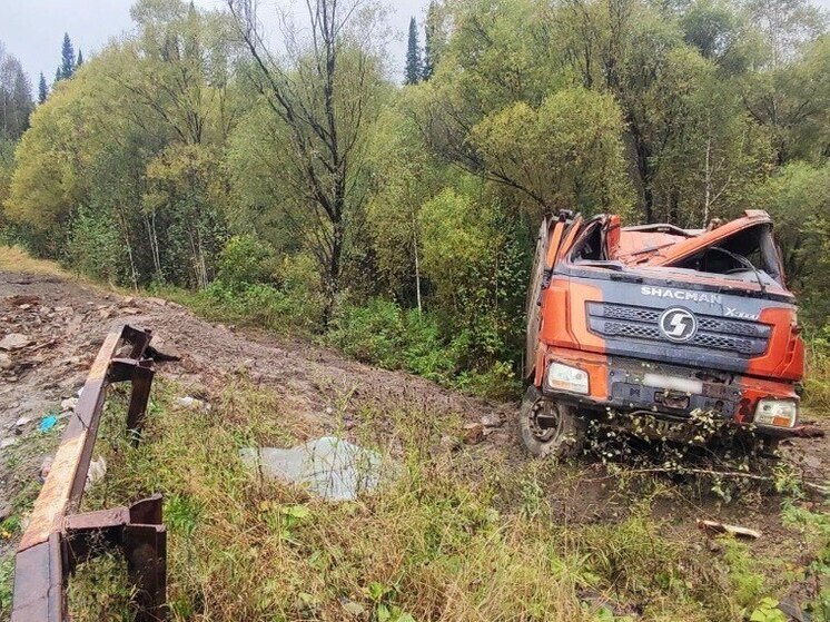 На Алтае самосвал вылетел с дороги в кювет и перевернулся. Двое в больнице