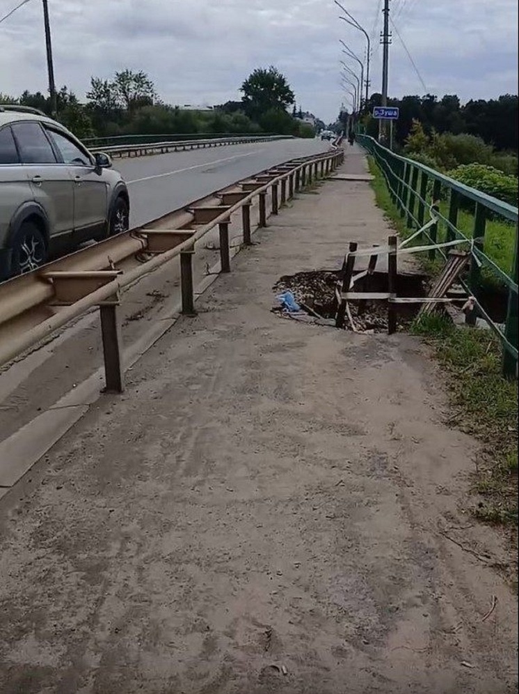 Мост во Мценске превращается в ловушку для пешеходов