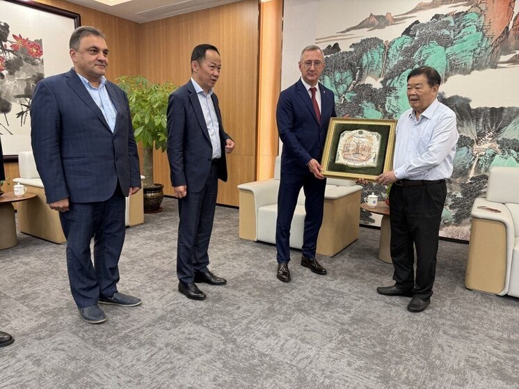 Калужский губернатор подарил китайцам памятник Гагарину