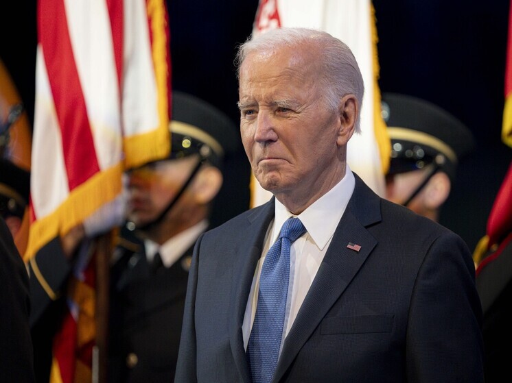 После онкологической операции Байдена заметили со свежим шрамом на лбу