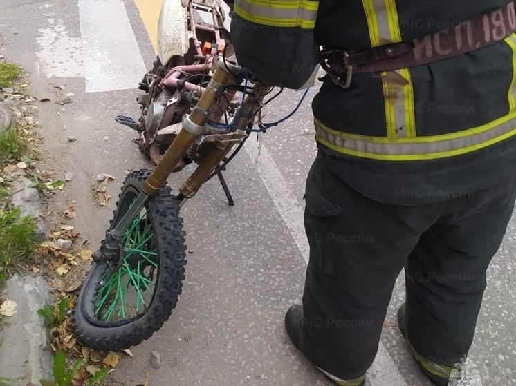 В Тарусе не поделили дорогу Mazda и питбайк