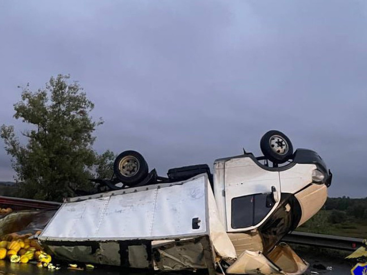 В Самарской области бензовоз опрокинулся на трассе М-5 и протаранил ВАЗ-2110